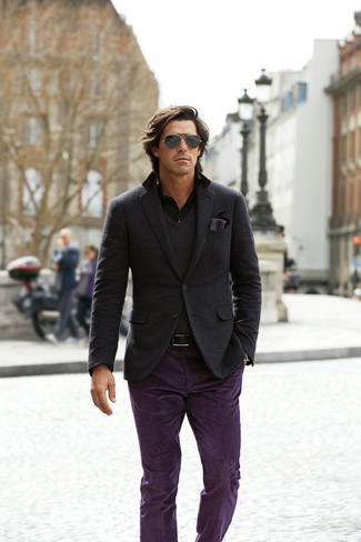 Comment porter un pantalon violet quand il fait chaud