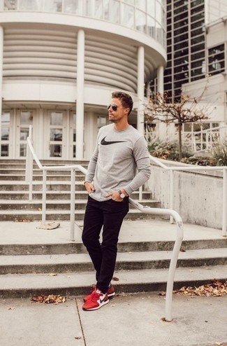 Comment porter un pantalon violet pour un style relax