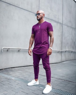 Comment porter un pantalon violet pour un style relax