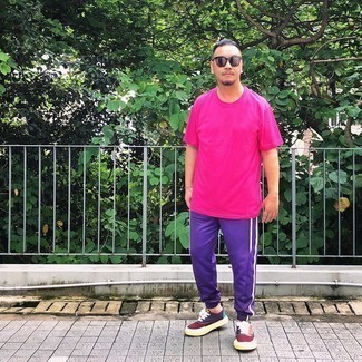 Comment porter un pantalon violet pour un style relax