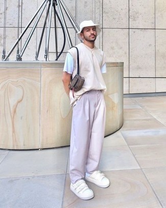 Comment porter un pantalon violet pour un style relax