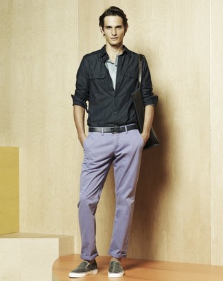 Comment porter un pantalon violet quand il fait chaud