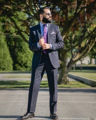 Comment porter une cravate á pois violette