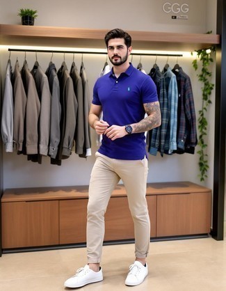 Comment porter un polo violet quand il fait très chaud