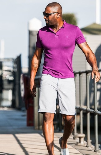 Comment porter un polo violet quand il fait très chaud