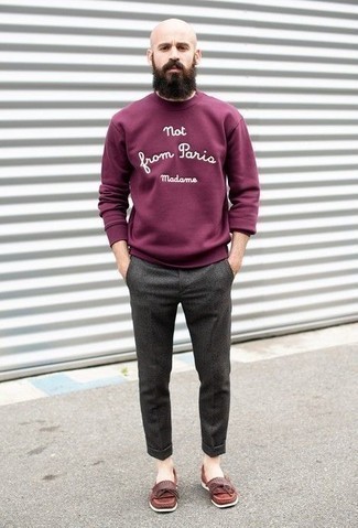 Comment porter un pull imprimé violet