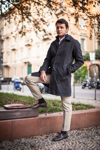 Comment porter une cravate imprimée violette