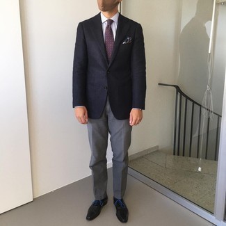 Comment porter une cravate imprimée violette