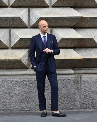 Comment porter une cravate imprimée violette