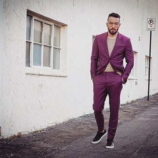 Comment porter un costume violet pour un style chic decontractés quand il fait chaud