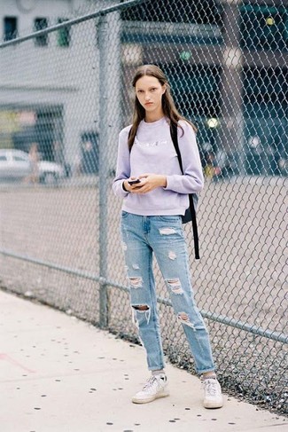 Comment porter un pull violet quand il fait chaud