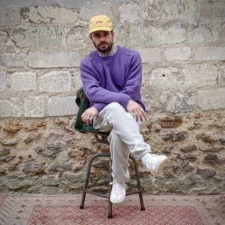 Comment porter un pull violet pour un style decontractés en automne