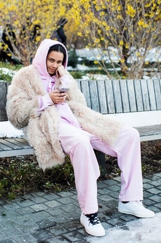 Comment porter un pantalon de jogging violet