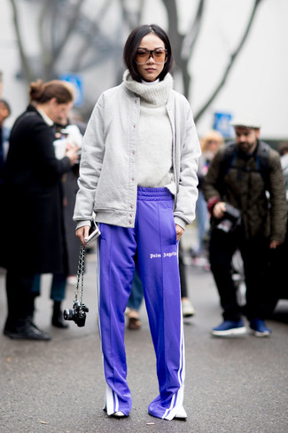 Comment porter un pantalon de jogging violet