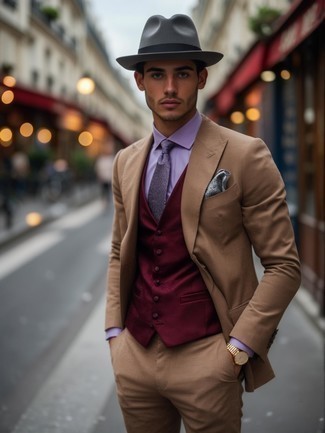 Comment porter une cravate violette en automne