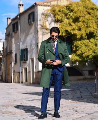Comment porter une cravate violette quand il fait froid