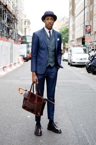 Comment porter une cravate violette en automne