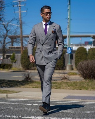 Comment porter une cravate violette au printemps