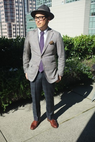 Comment porter une cravate violette au printemps