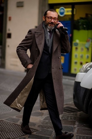 Comment porter une cravate violette quand il fait froid