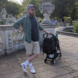 Comment porter une veste universitaire violette quand il fait chaud