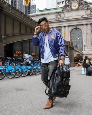Comment porter une veste universitaire violette quand il fait chaud