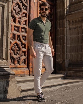 Un polo à porter avec un pantalon chino blanc et noir
