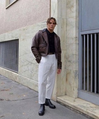 Un polo à porter avec un pantalon chino blanc et noir