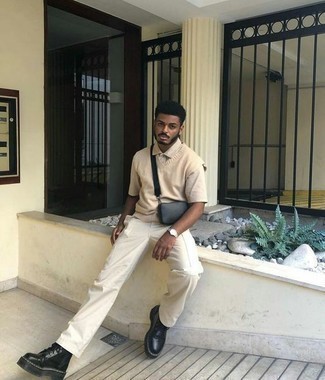 Un polo à porter avec un pantalon chino blanc et noir
