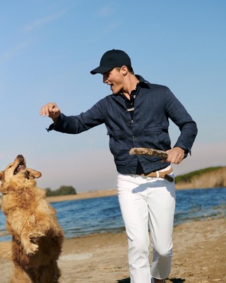 Un polo à porter avec un pantalon chino blanc et noir