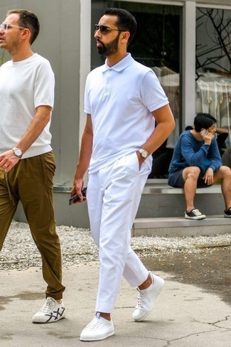 Un polo à porter avec un pantalon chino blanc et noir