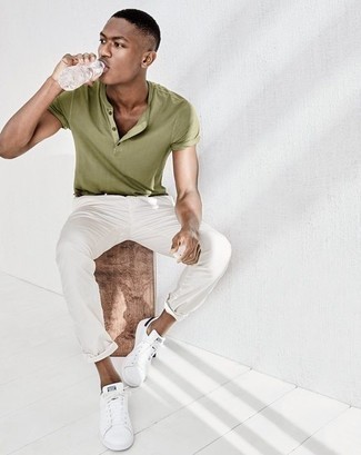 Un polo à porter avec un pantalon chino blanc et noir
