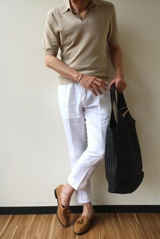 Un polo à porter avec un pantalon chino blanc et noir