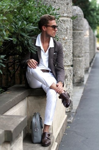 Un polo à porter avec un pantalon chino blanc et noir