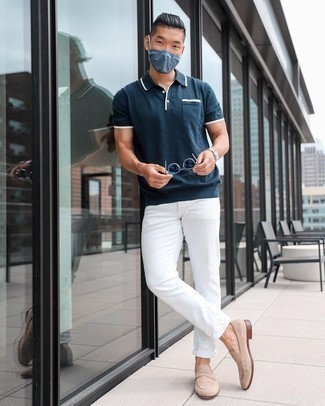Un polo à porter avec un pantalon chino blanc et noir