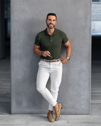 Un polo à porter avec un pantalon chino blanc et noir