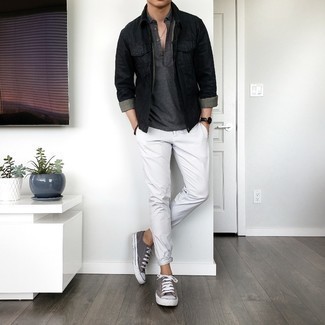 Un polo à porter avec un pantalon chino blanc et noir