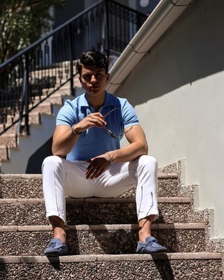 Un polo à porter avec un pantalon chino blanc et noir
