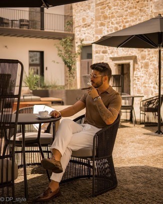 Un polo à porter avec un pantalon chino blanc et noir