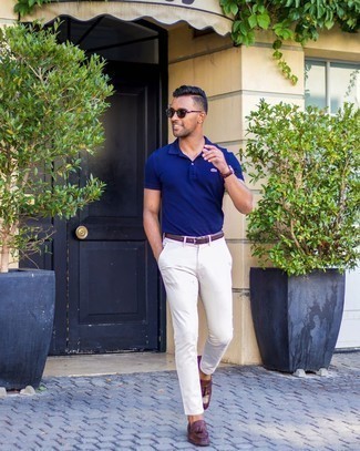 Un polo à porter avec un pantalon chino blanc et noir