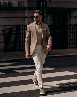 Un polo à porter avec un pantalon chino blanc et noir