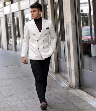 Un pull à col roulé à porter avec un blazer croisé blanc et noir