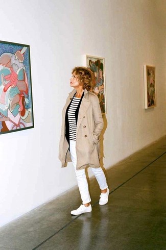 Comment porter un t-shirt à manche longue à rayures horizontales blanc et noir avec des baskets basses blanches