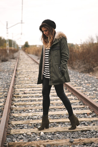 Des leggings à porter avec un t-shirt à manche longue blanc et noir