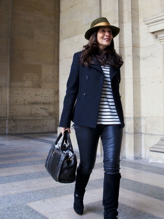 Des leggings à porter avec un t-shirt à manche longue blanc et noir