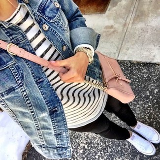 Des leggings à porter avec un t-shirt à manche longue blanc et noir