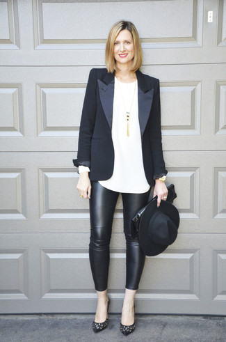 Des leggings à porter avec un t-shirt à manche longue blanc et noir