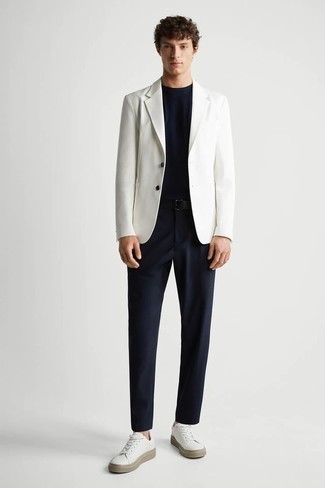 Comment porter un blazer blanc et bleu pour un style decontractés
