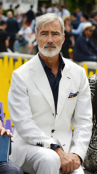 Comment porter un blazer blanc et bleu pour un style chic decontractés en été