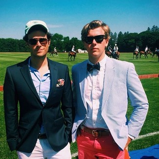Comment porter un blazer blanc et bleu pour un style chic decontractés en été